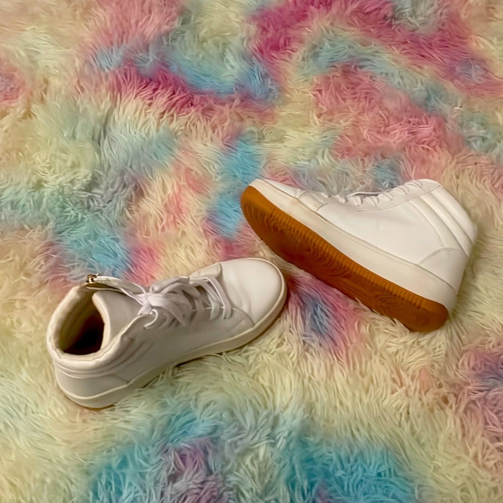 SHOEDAZZLE by Shoe Dazzle white “pleather” and faux snake sneakers.